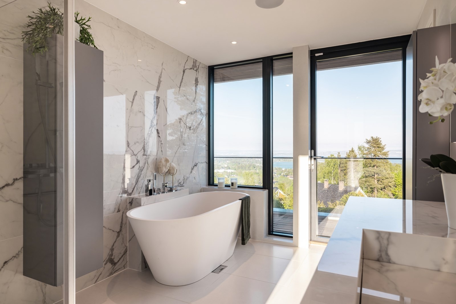 Stort spabad, bygd med tanke på ekstra velvære. Rommet ble ferdigstilt i 2021. Deler av veggene er kledd med italienske marmorfiser i 120 x 120 cm, av typen Grande marble look statuario. Galleribilde