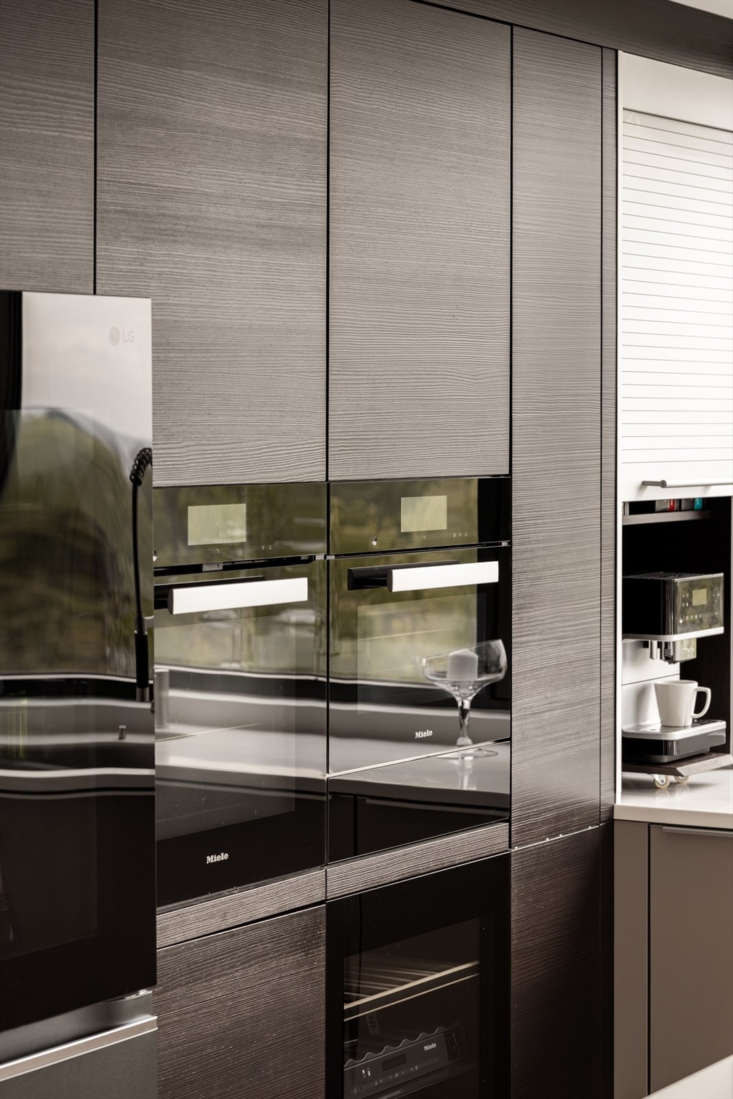 Kjøkkenet har eksklusive hvitevarer fra Miele sin Obsidian Black serie og integrert kjøl og fryseskap fra LG. Galleribilde