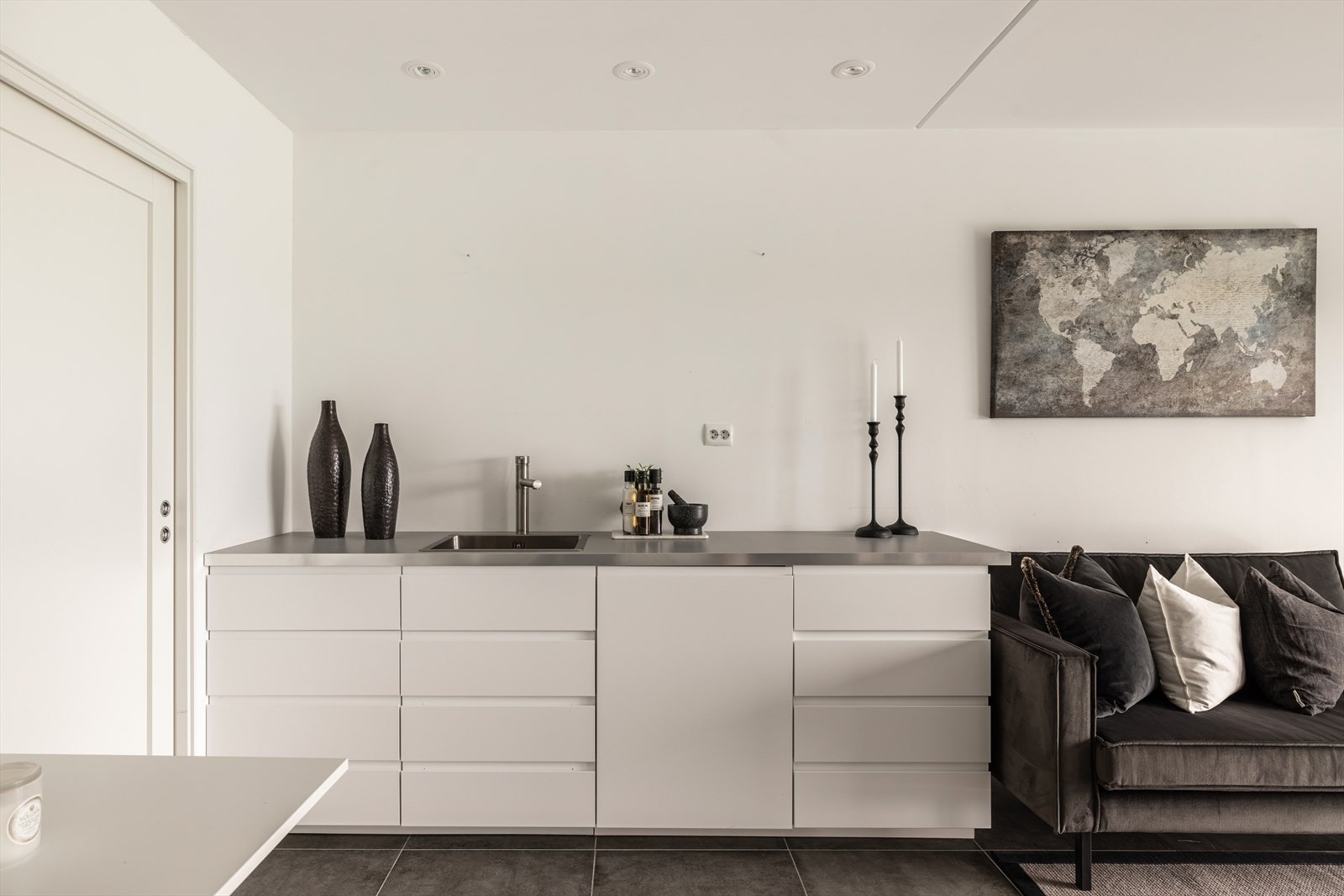 Denne delen har egen inngang direkte inn til et stort og luftig rom med enkel kjøkkeninnredning, møbleringsvennlig areal på ca. 23 kvm og inngang til eget bad. Galleribilde