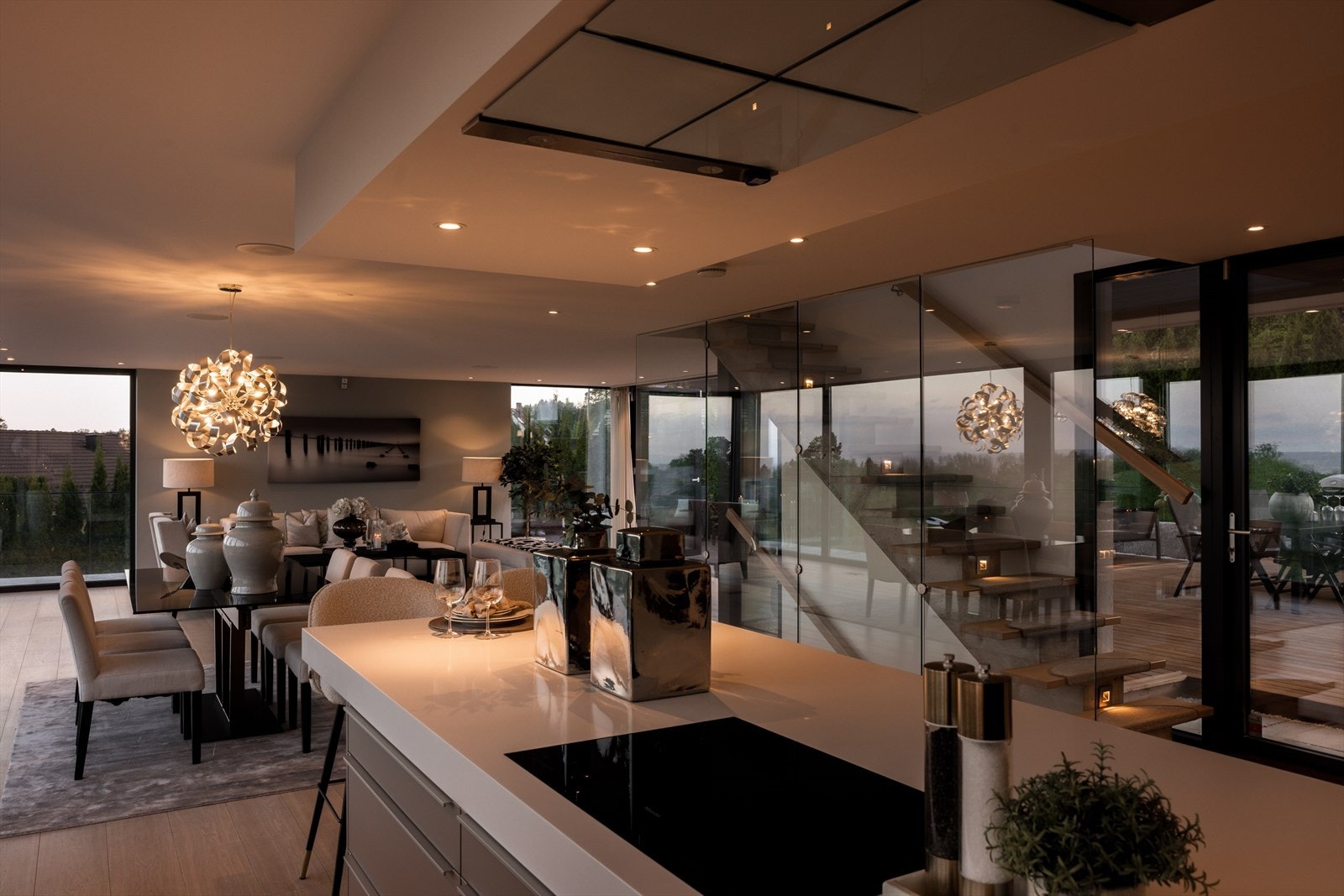 Benkeplate i tynn, lys corian. Galleribilde