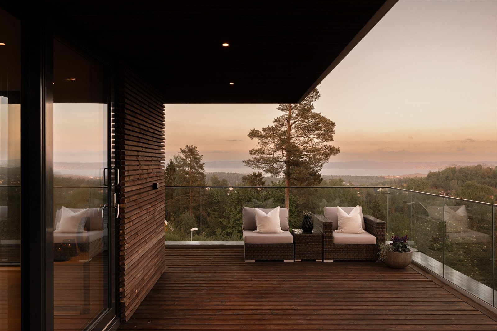 Det er skyvedører ut til en fantastisk takterrasse med opplegg for jacuzzi, hvis man skulle ønske det. Galleribilde