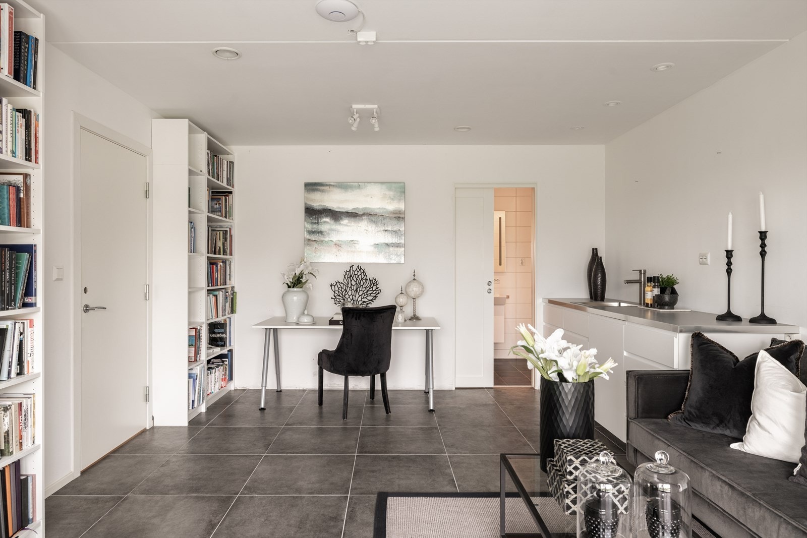 Rommet har flislagt gulv med vannbåren gulvvarme, lysmalte, glatte veggeflater og listefri himling med downlights. Galleribilde