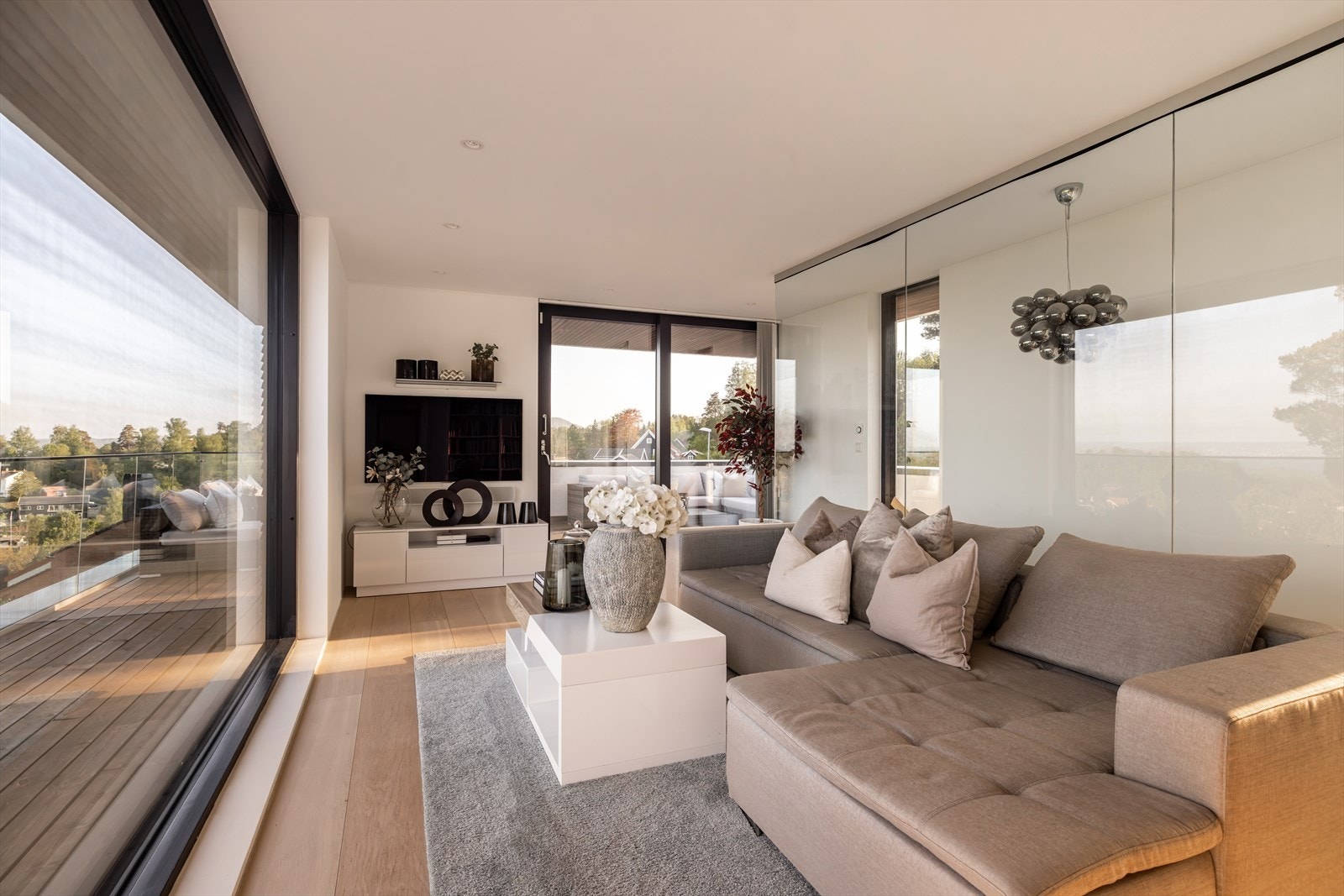 Loftstuen fikk nytt parkettgulv i 2021 i lys, oljet eik, og det ble samtidig malt opp vegger. Himlingen er listefri med downlights og det er vannbåren varme i gulvet. Galleribilde