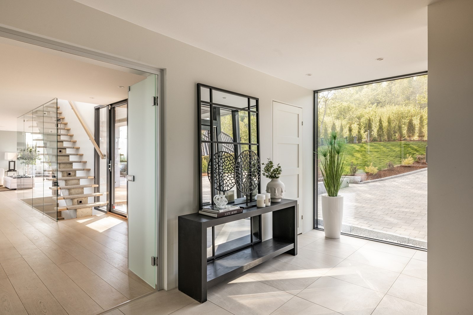 Velkommen inn til en unik og betydelig påkostet funkisvilla, tegnet av Boxs Arkitekter. Boligen holder en høy standard og har en åpen og innholdsrik planløsning, et drømmehjem for familien. Galleribilde