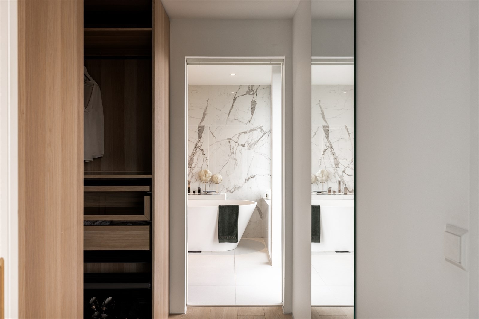 Hovedsuiten har direkte inngang til loftstuen, og inneholder et lekkert spabad, samt et stort omkledningsrom. Galleribilde