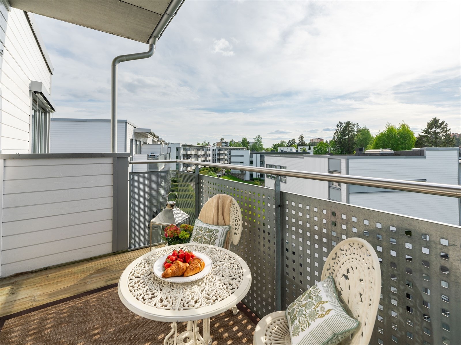 Balkongen er tilrettelagt med belysning og EL-uttak. Galleribilde