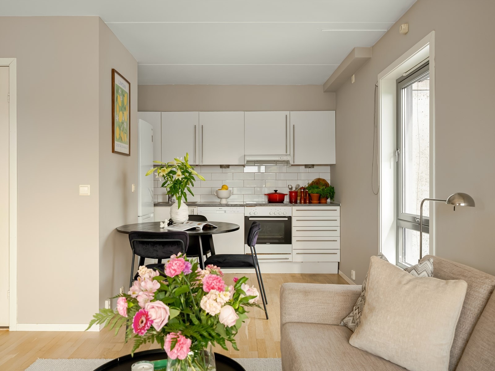 Kjøkkenet har glatte fronter og laminat benkeplate med nedfelt vaskekum. Galleribilde