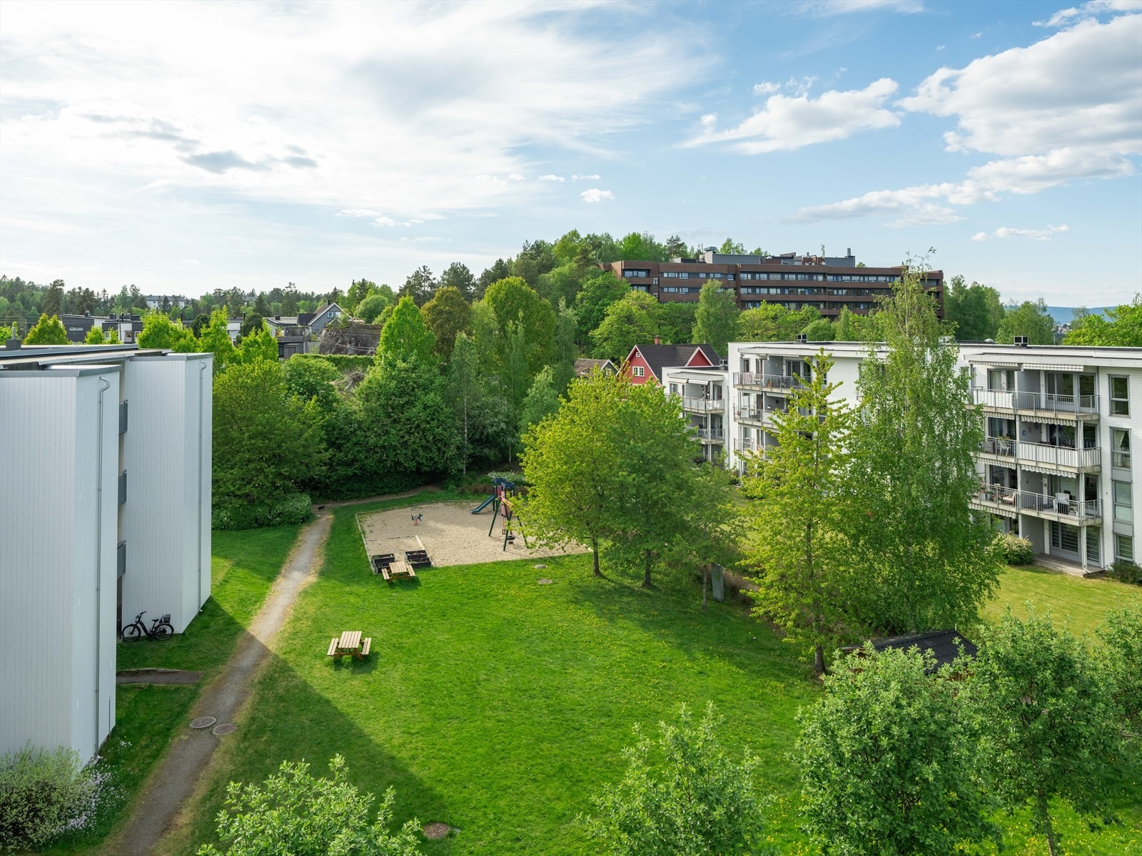 Fint utsyn mot borettslagets fellesarealer fra balkongen. Galleribilde