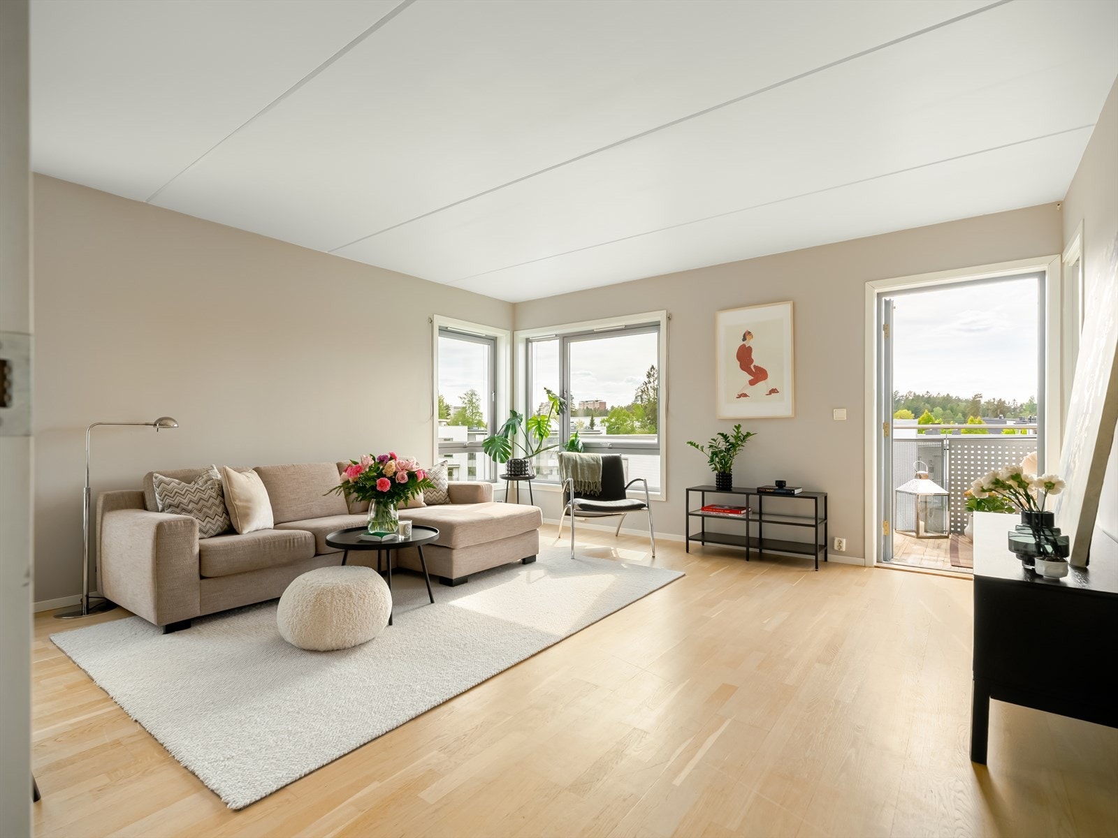 Stuen har et pent parkettgulv og slette, malte vegger i en behagelig fargetone. Galleribilde