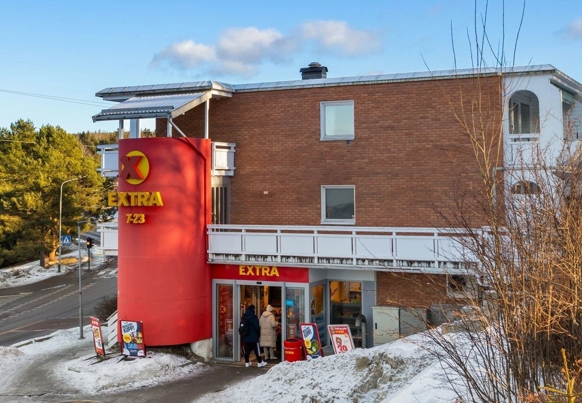 Extra er under et minutts gange fra leiligheten. Galleribilde