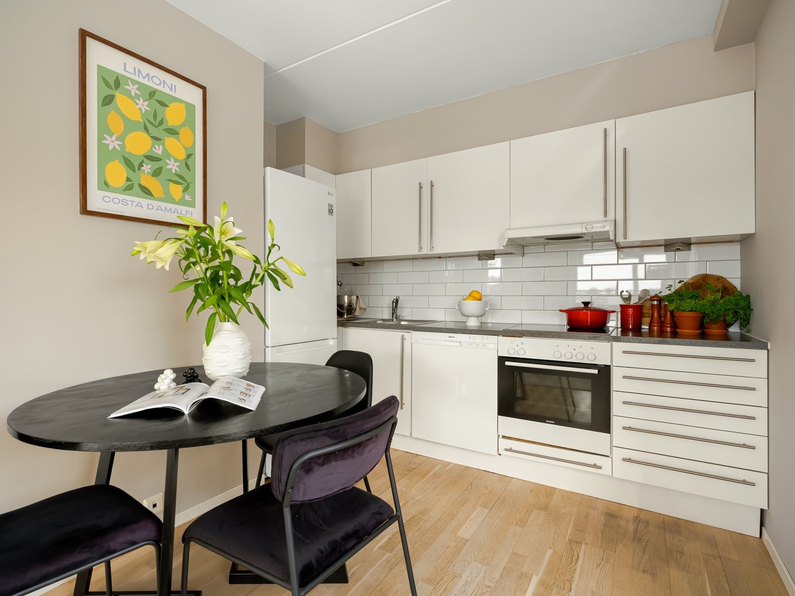 Det er godt med plass i overskap og skuffer. Galleribilde