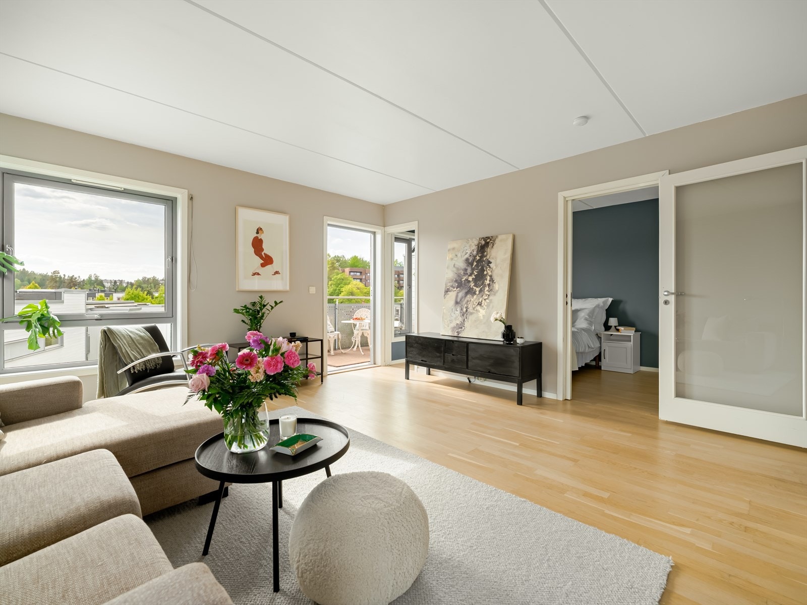 Lys og moderne stue med vindusflater fra to retninger, som gir rommet en luftig og romslig følelse. Galleribilde