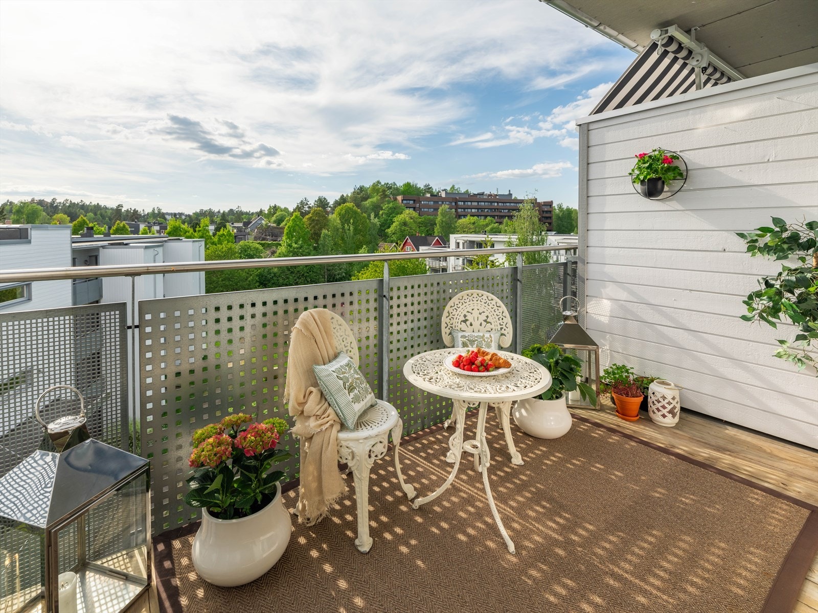 Her er det god plass til både utemøbler og grill perfekt for sene sommerkvelder. Galleribilde