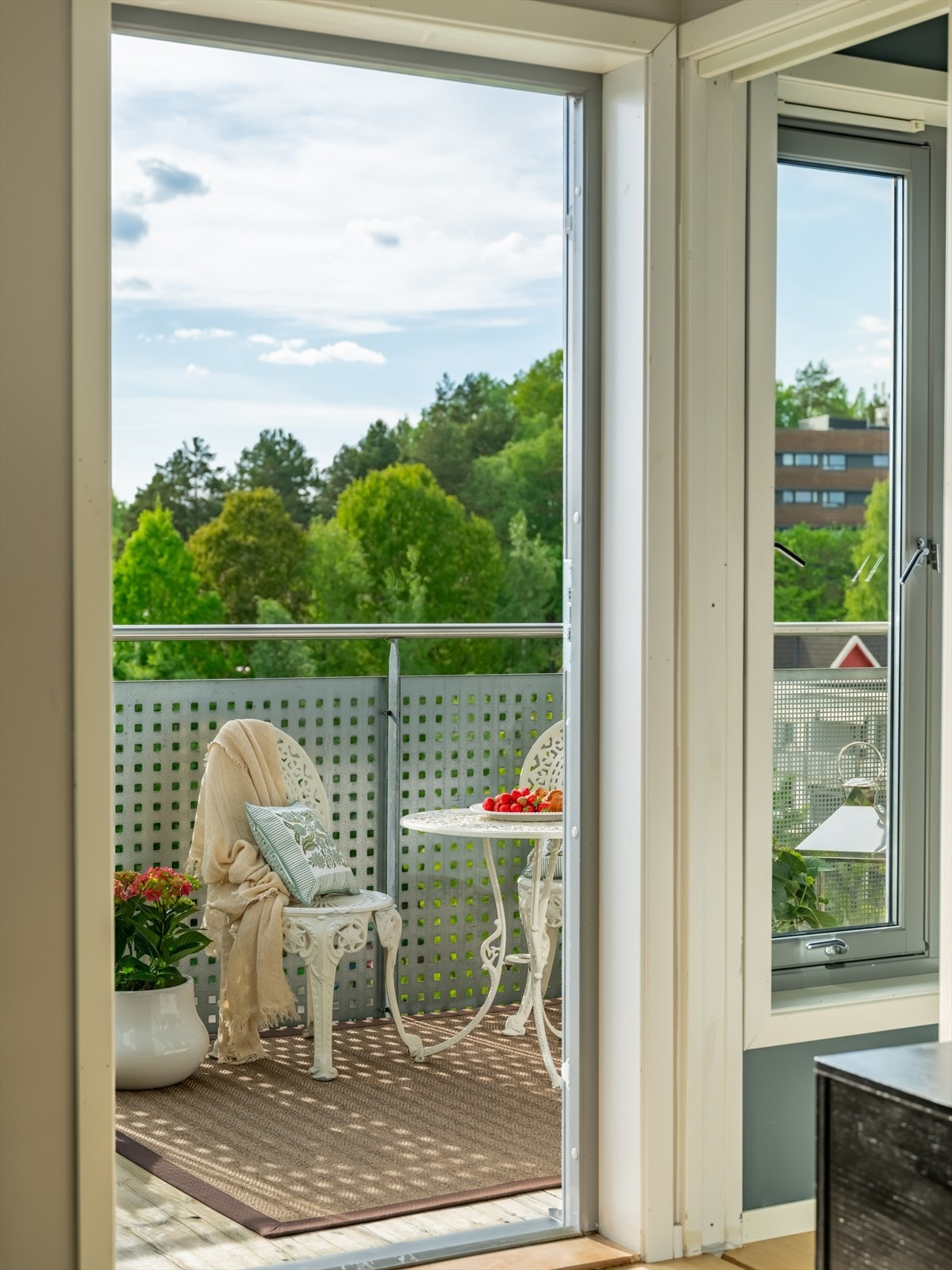 Fra stuen er det utgang til en vestvendt balkong på ca. 6 m² med et åpent og trivelig utsyn mot grønne fellesarealer. Galleribilde