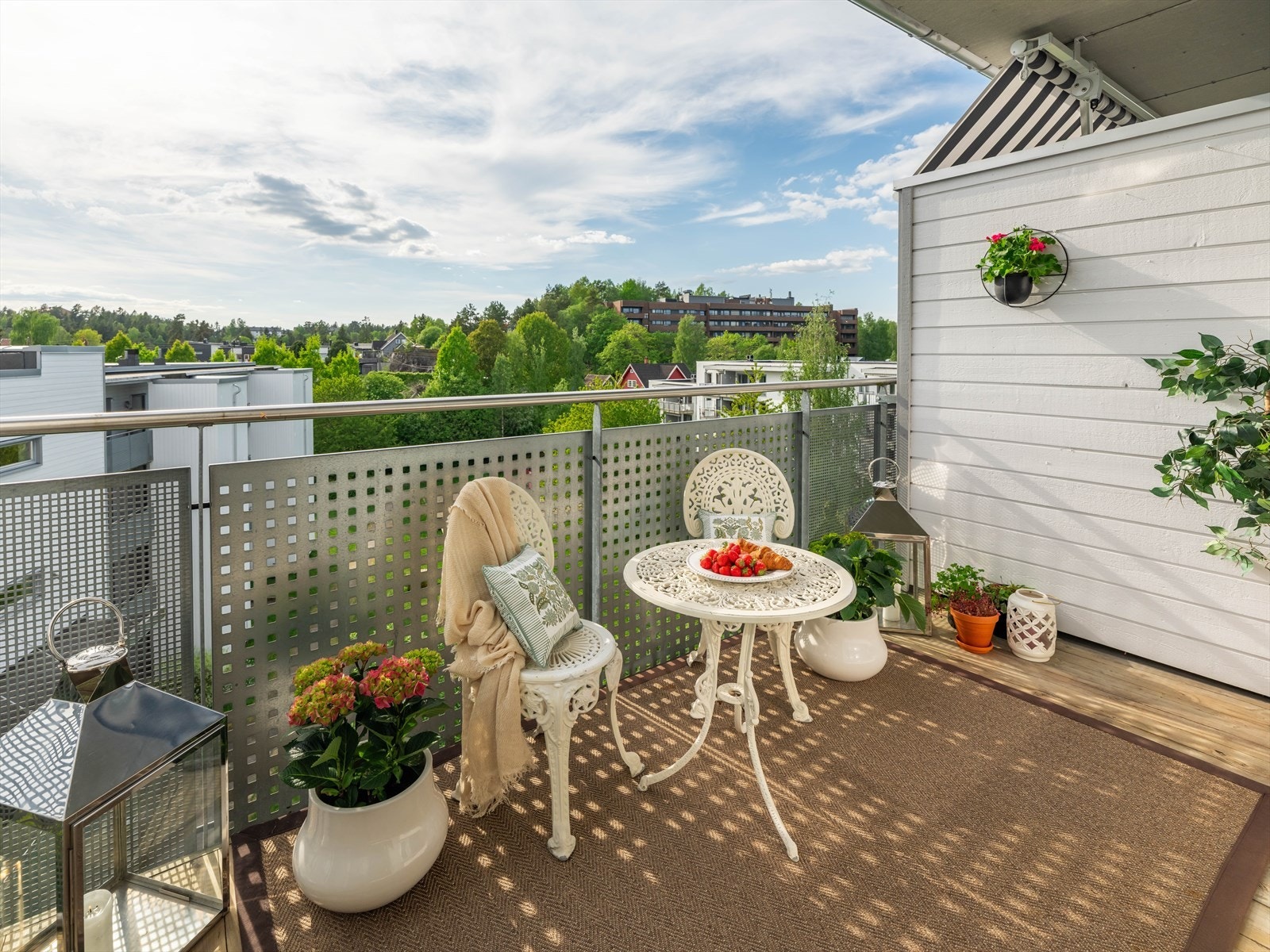 Velkommen til denne gjennomførte og pene 2-romsleiligheten beliggende i byggets øverste etasje! Galleribilde