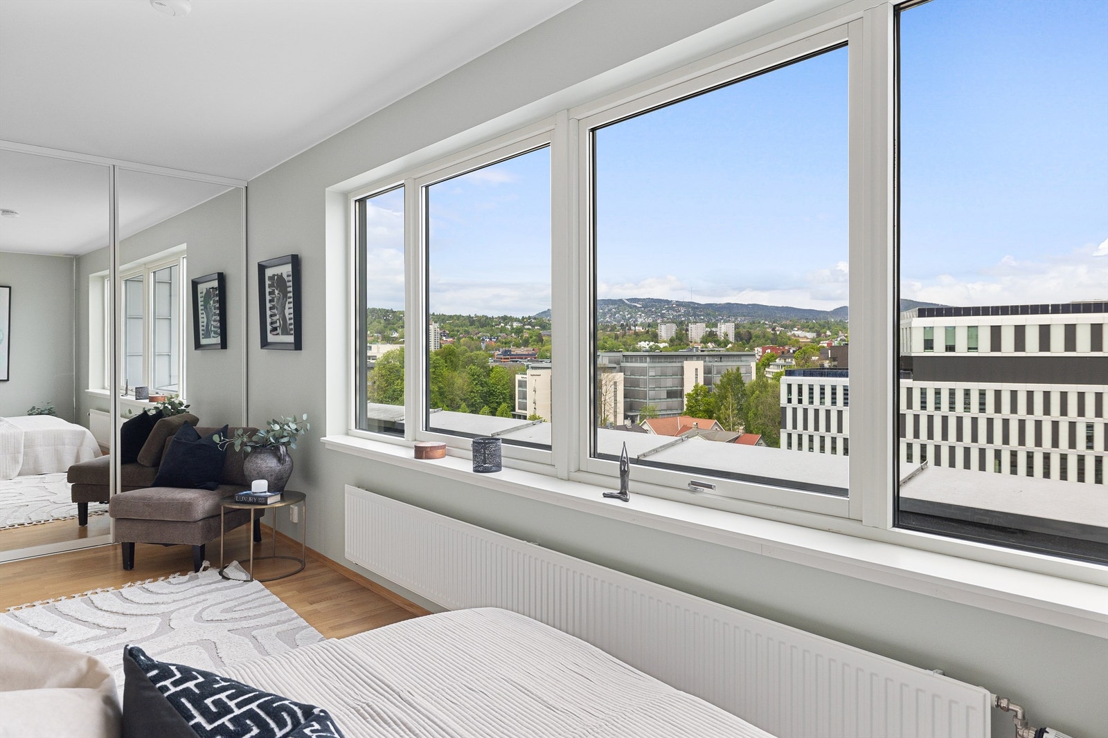 Ettersom leiligheten ligger i 7. etg. ruver den over de nærliggende næringsbyggene og du har bl.a. utsikt til Holmenkollen fra soverommet. Galleribilde