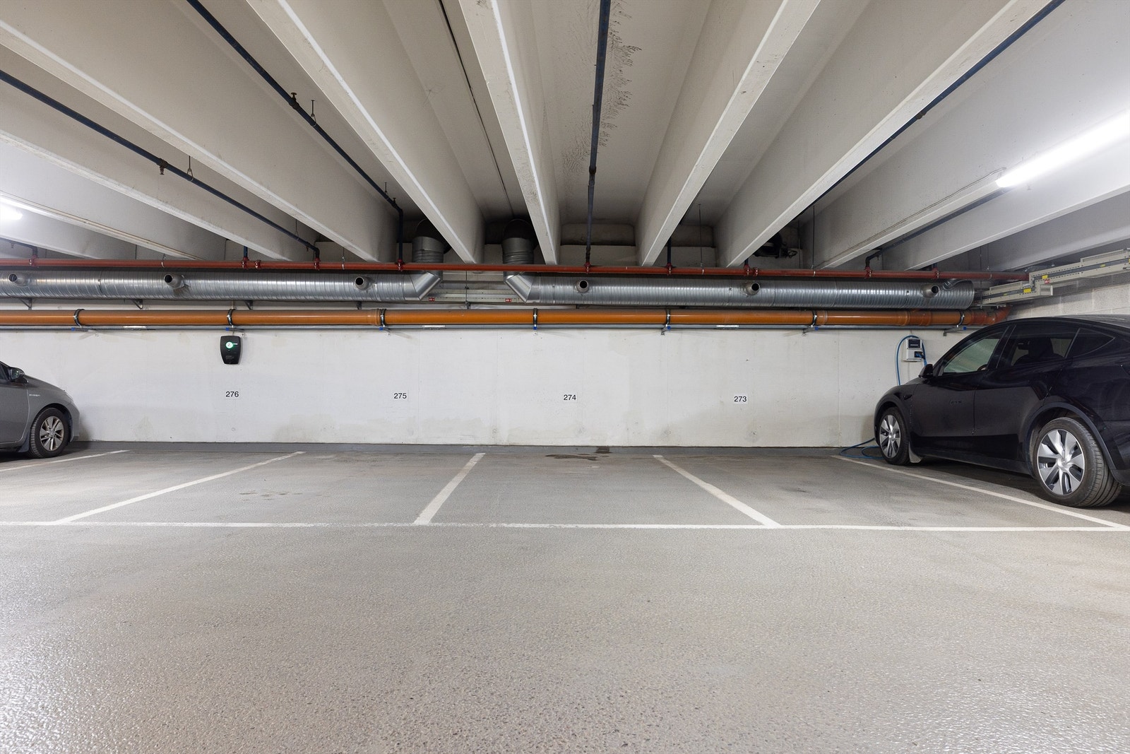 Leiligheten disponerer èn parkeringsplass i felles garasjeanlegg (U1). Gunstig plassering nær trappeløpet. Det er mulighet for installering av lader for el-bil. Galleribilde