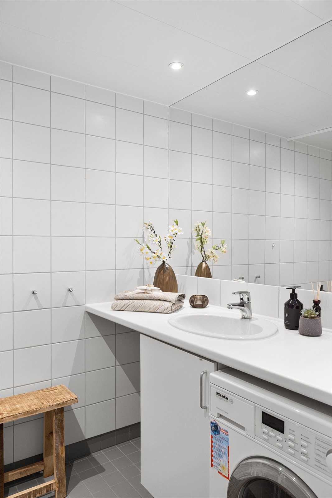 Badet har opplegg for vaskemaskin og mekanisk ventilasjon. Vaskemaskin fra Miele medfølger. Galleribilde