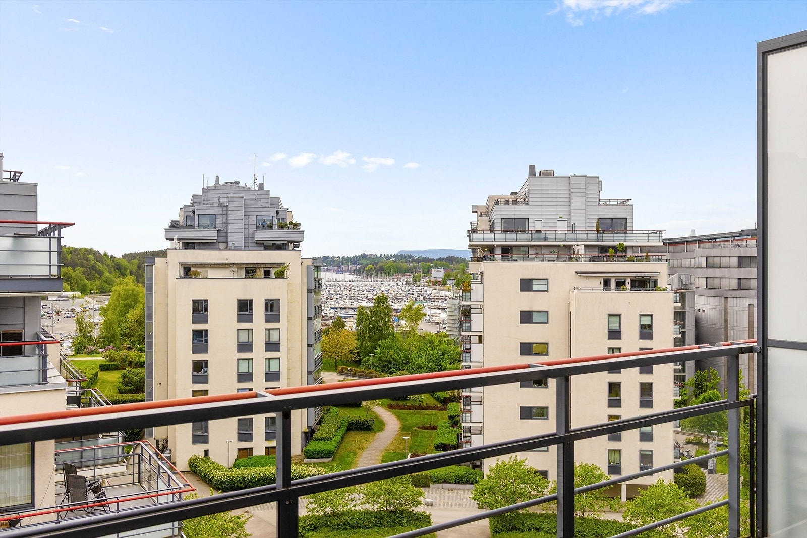 Balkongen er sydvestvendt og vender ut mot den stille bakhagen og fjorden. Galleribilde