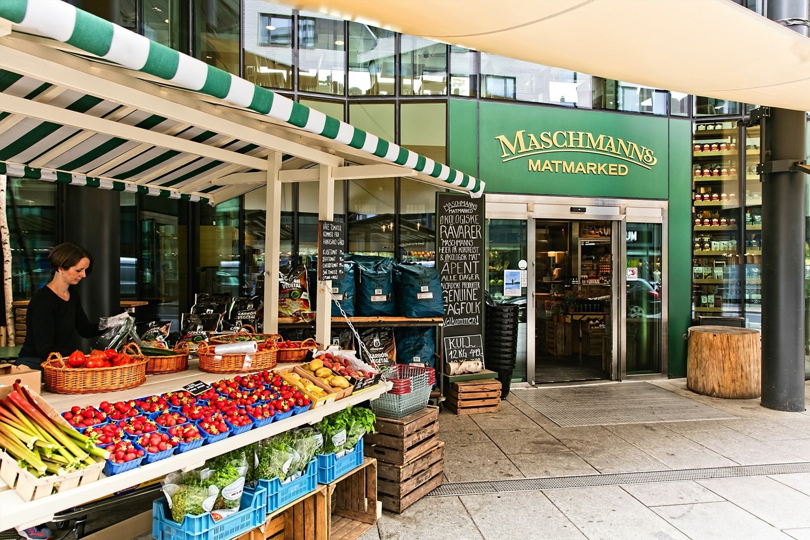 Karenlyst Allè kan by på flere spennende butikker, serveringssteder og hyggelige kafeer! Galleribilde