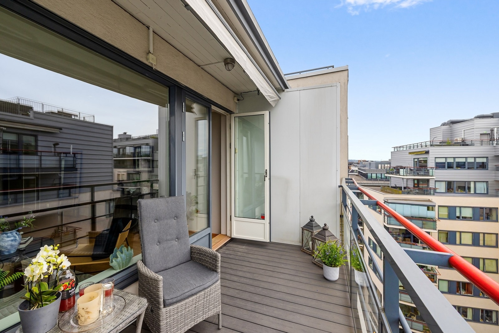 Her kan du innrede med utemøblement og skape et hyggelig uterom i rolige omgivelser. Markise for de varme dagene er kjærkomment! Galleribilde