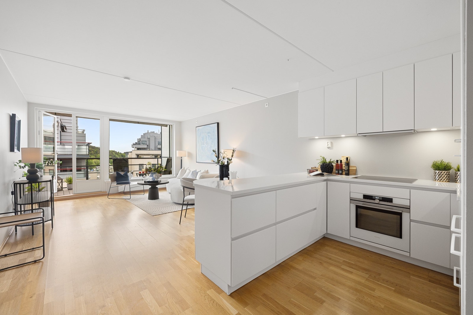 Romslig leilighet fra 2008 med store vindusflater og god planløsning. Galleribilde