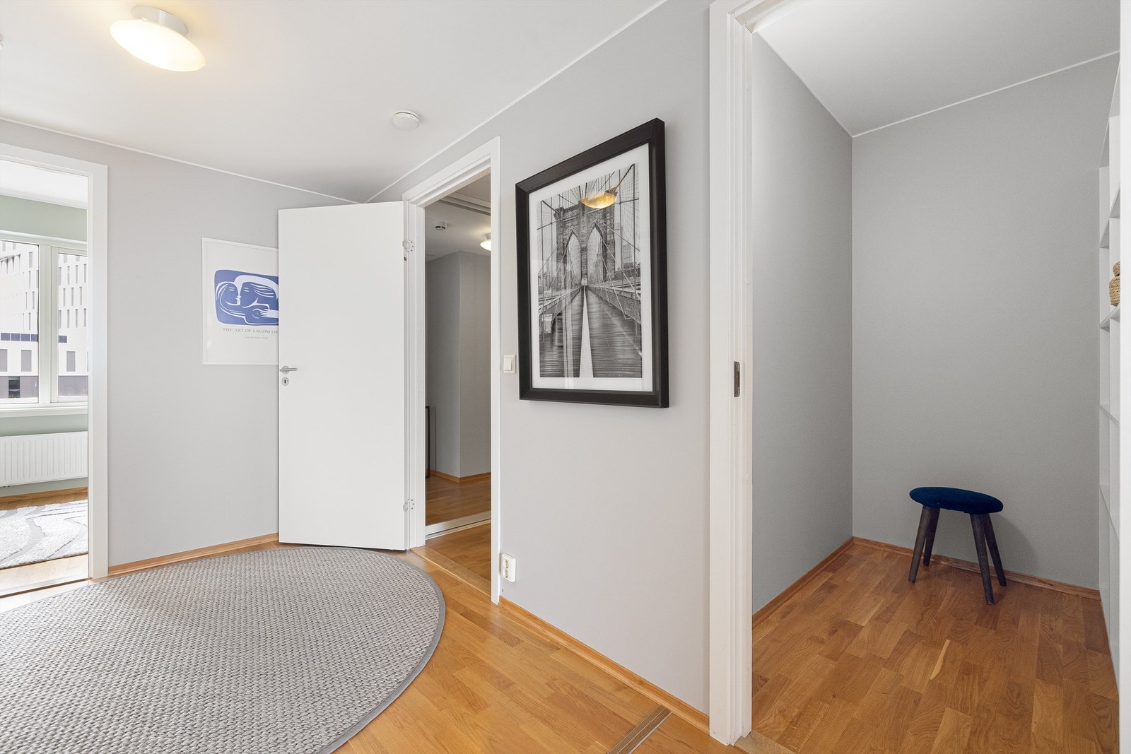 I forbindelse med entréen er det også tilgang til en romslig innvendig bod som sørger for rikelig med oppbevaringsplass. Galleribilde