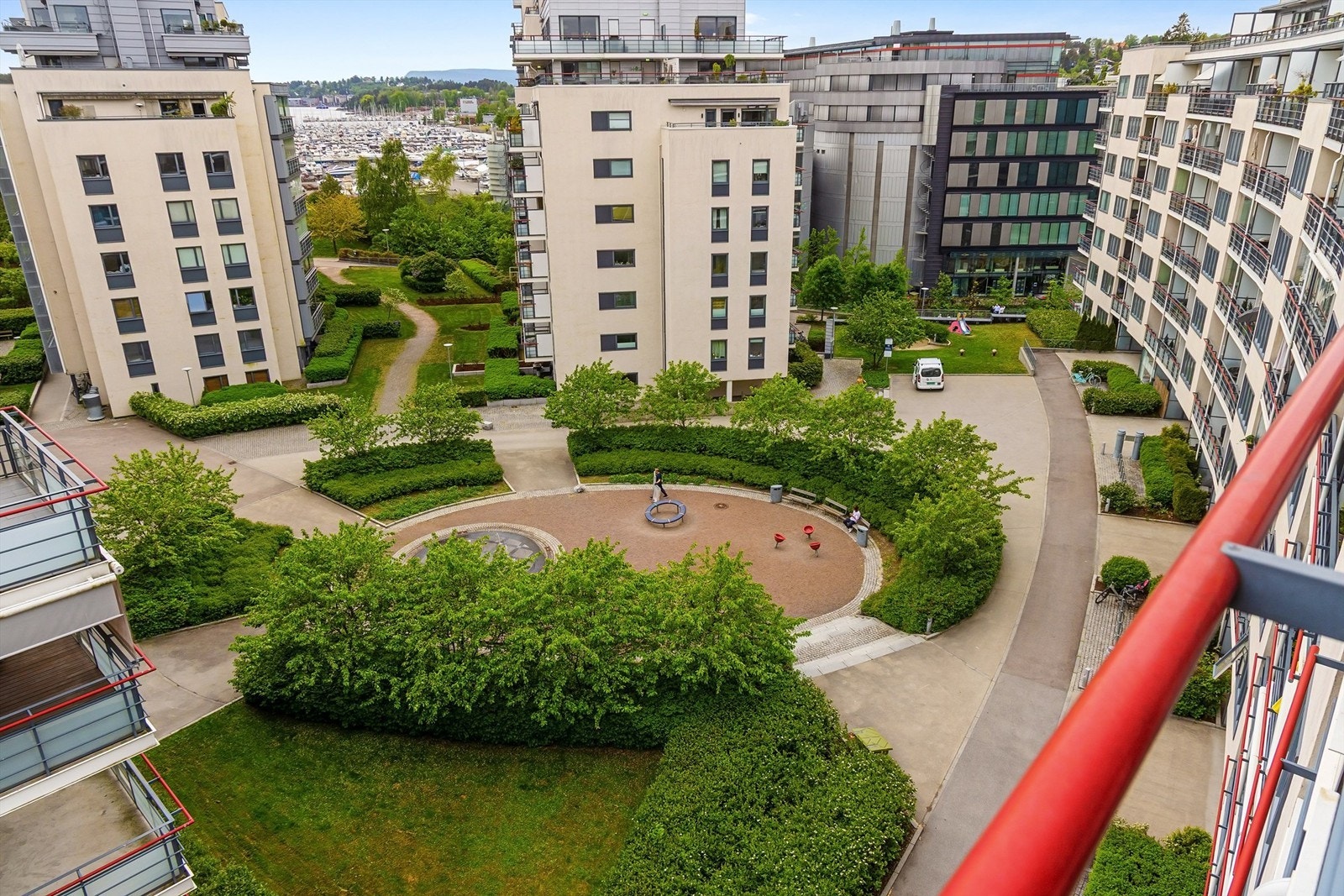 Flott opparbeidet felles tomt med flere sittegrupper, grøntarealer med diverse beplantning og fontene. Galleribilde