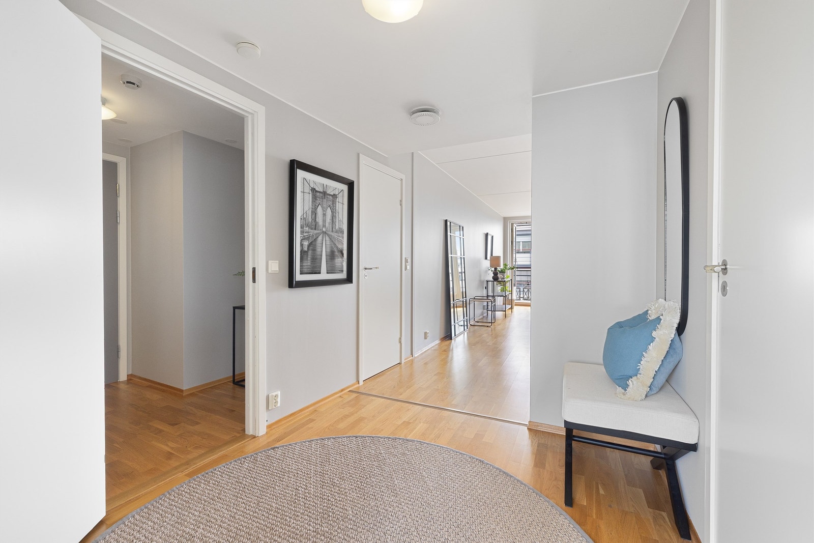 Fra entréen er det videre adkomst til bad og stue/kjøkken. Galleribilde