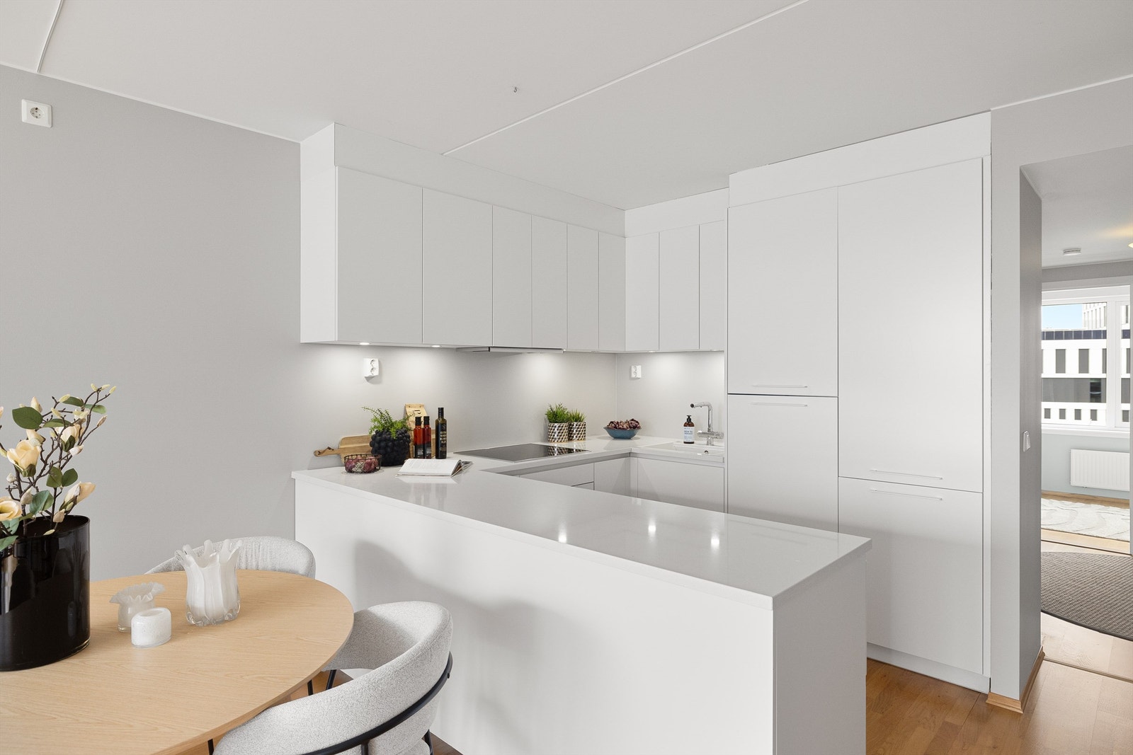 Innredningen består av glatte fronter, benkeplate i stein med planlimt oppvaskkum. Belysning under overskap. Galleribilde