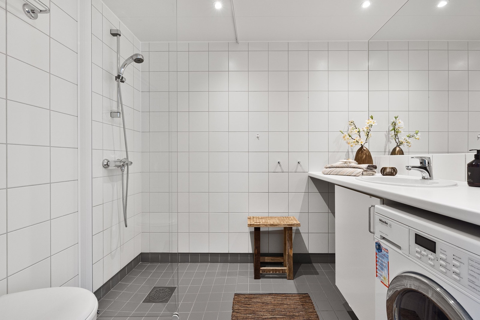 Delikat og pent flislagt bad med varme i gulv. Nedsenket himling med downlights. Galleribilde