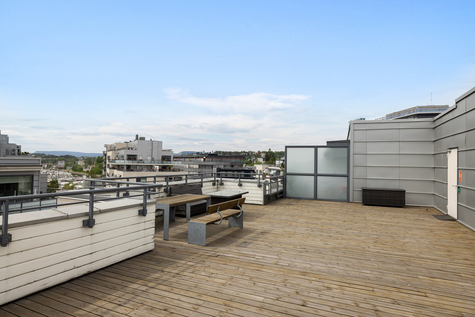 Takterrassen har flere sittegrupper og upåklagelige sol- og utsiktsforhold. Galleribilde