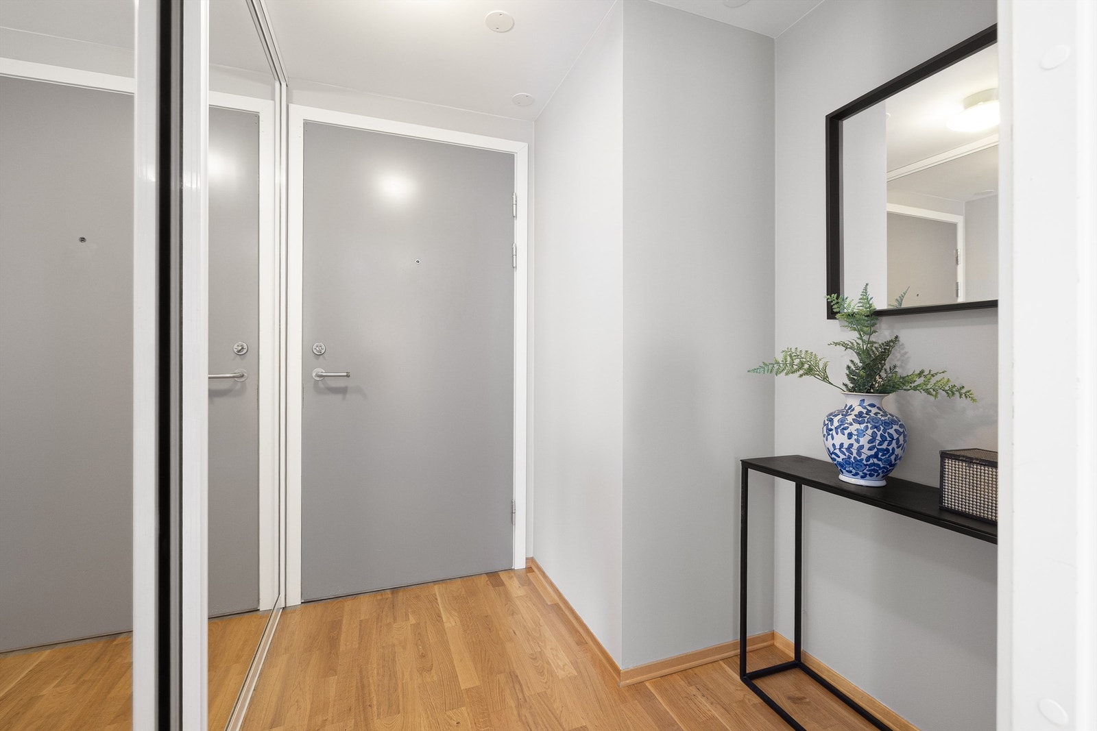 Velkommen inn! Innbydende entré med rom for oppbevaring av yttertøy og sko i garderobeskap. Galleribilde