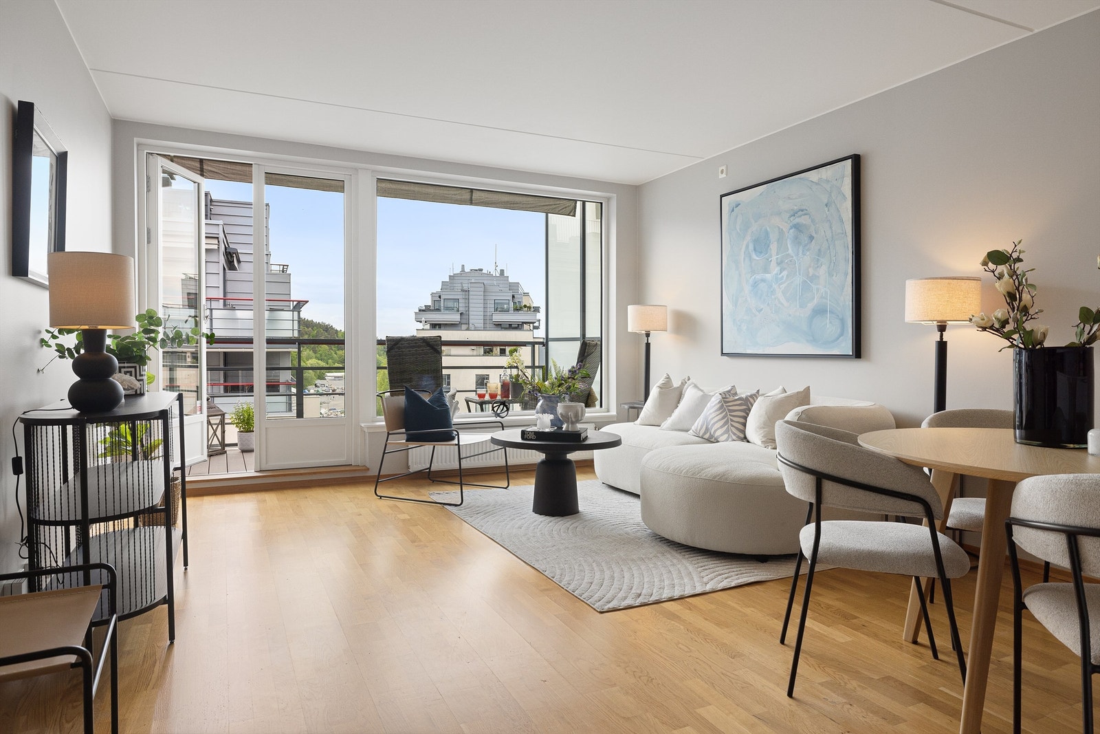 Her det det god plass for sofa, tilhørende salongbord, tv-seksjon og større spisebord. Galleribilde