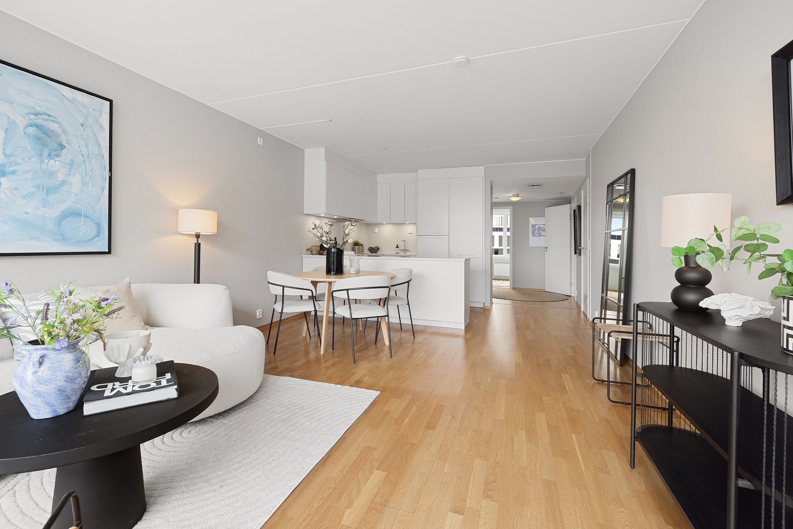 Lyst og pent kjøkken fra Schmidt som ligger i delvis åpen løsning mot stue. Galleribilde