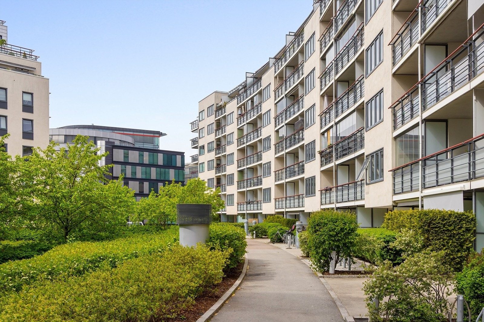 Idyllisk adkomst via felles bakhage Galleribilde