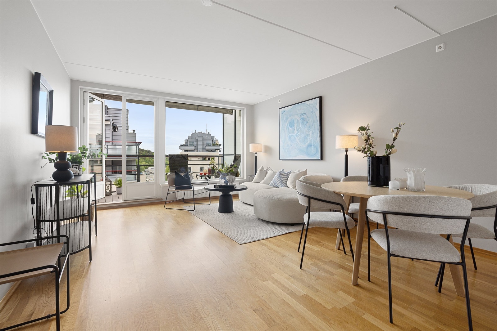 Velkommen til denne flotte og innbydende leiligheten i Karenslyst allé 40! Galleribilde