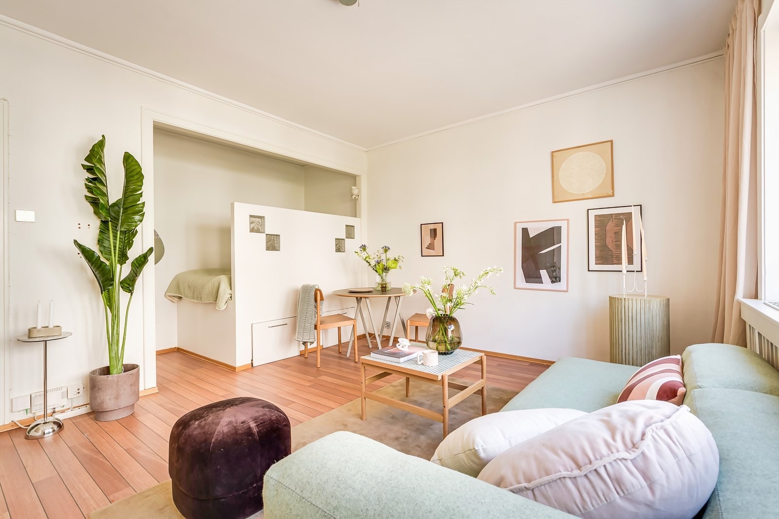 Leiligheten har naturlige møbleringssoner med god plass for diverse møblement. Galleribilde