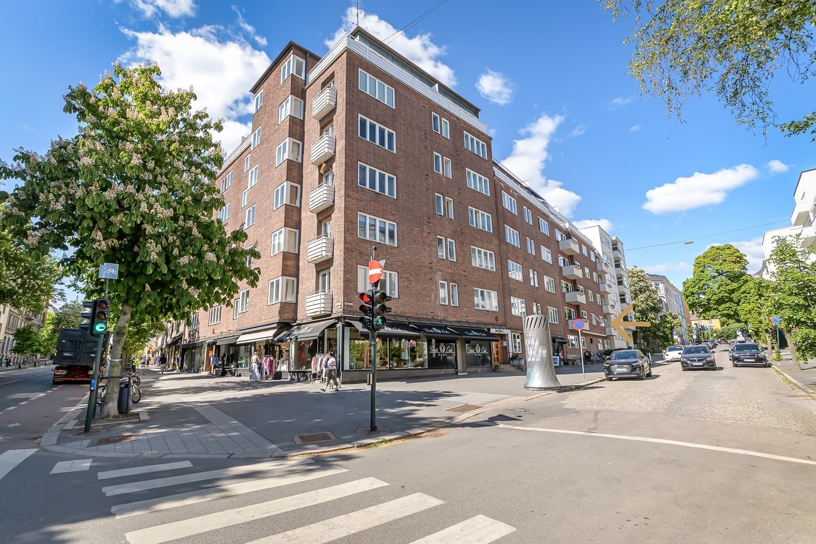 Fasade Bygdøy allé 33B. Leiligheten ligger i midten av Gabels gate illustrert ved pilen. Galleribilde