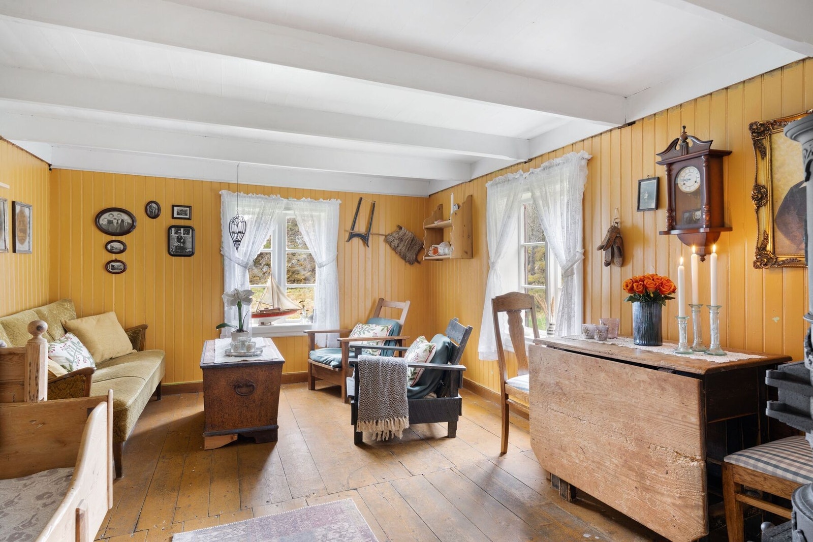 Koselig stue med utsikt mot sjøen Galleribilde