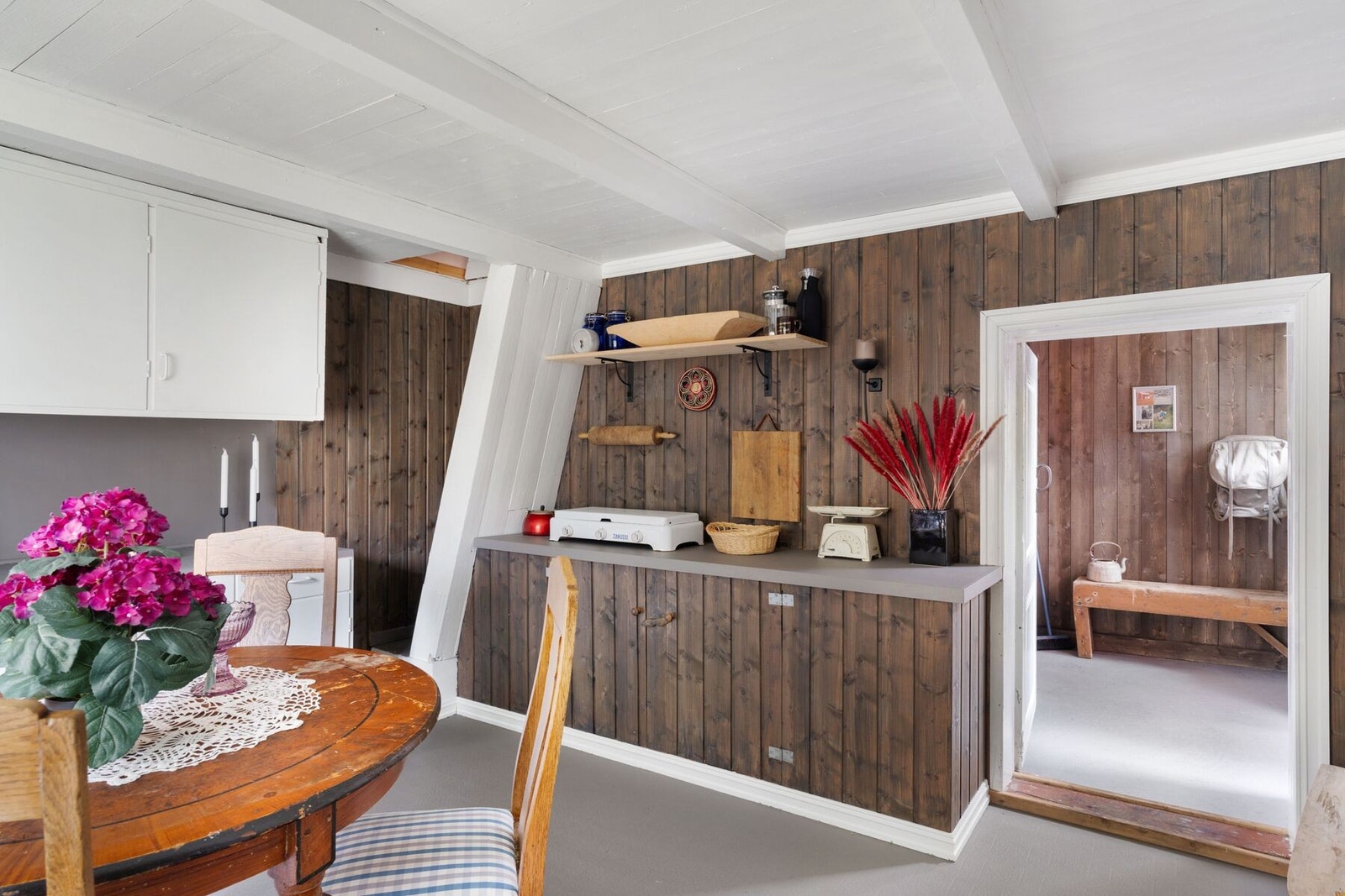 Tilgang til loftet via loftstrapp til venstre i bildet Galleribilde