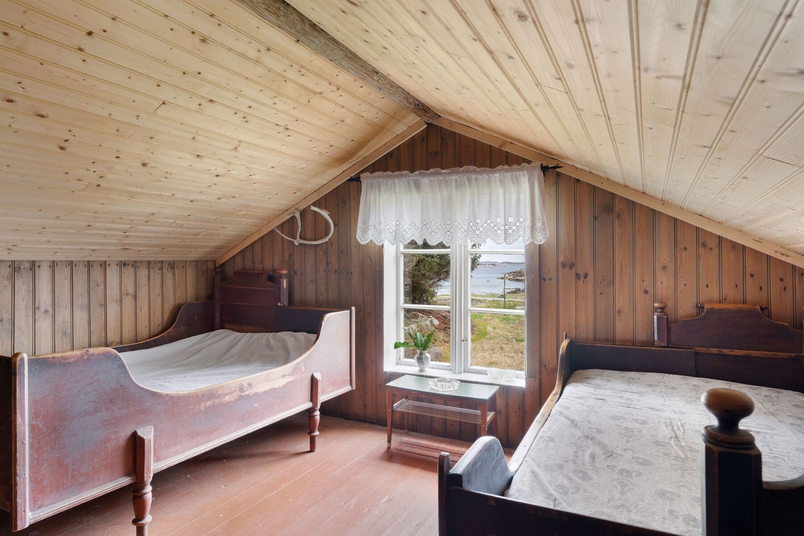 Et av to rom på loft som er benyttet som soverom, her kan man nyte den fine utsikten Galleribilde