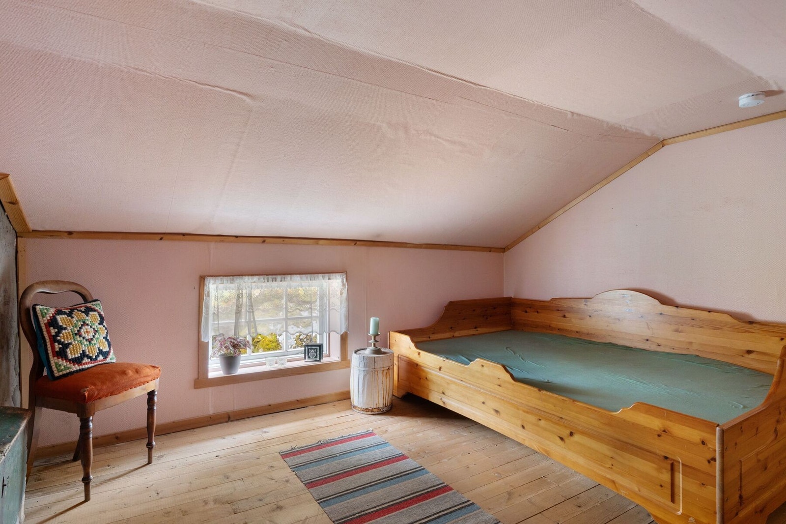 Det andre soverommet på loftet som også brukes som soverom Galleribilde
