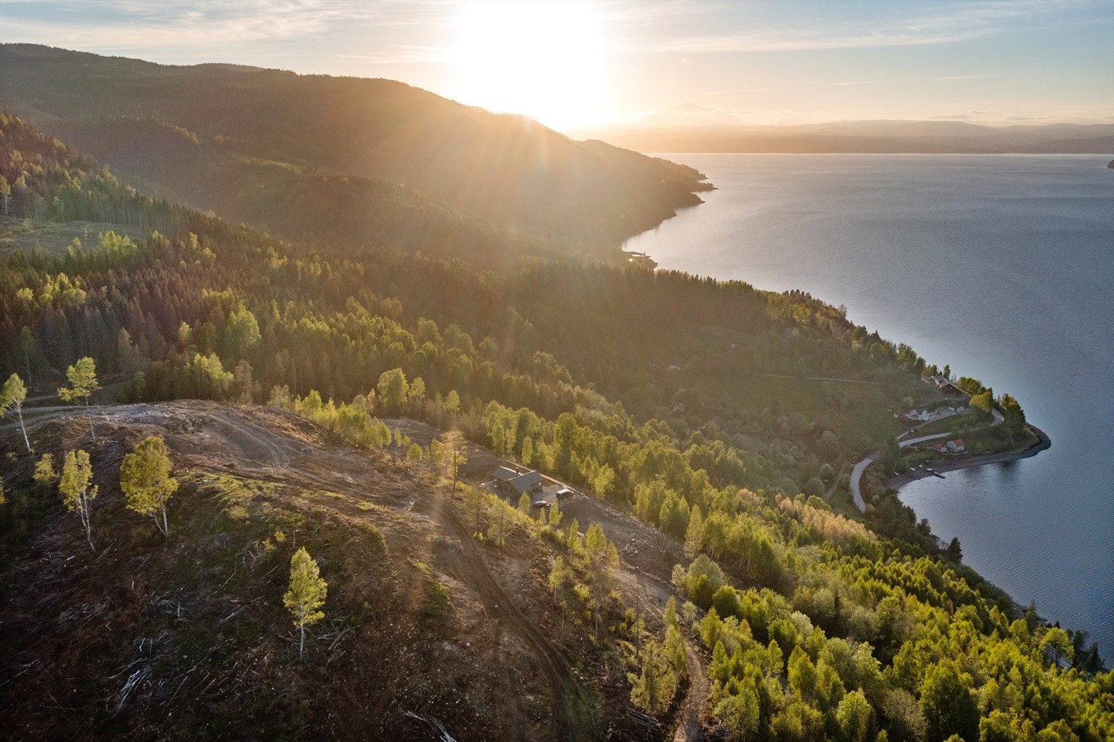 I Vikersund finnes Modum Alpinsenter, verdens største skiflyvningsbakke, et koselig sentrum med godt og variert forretningstilbud og Pollen med bryggeanlegg. Galleribilde