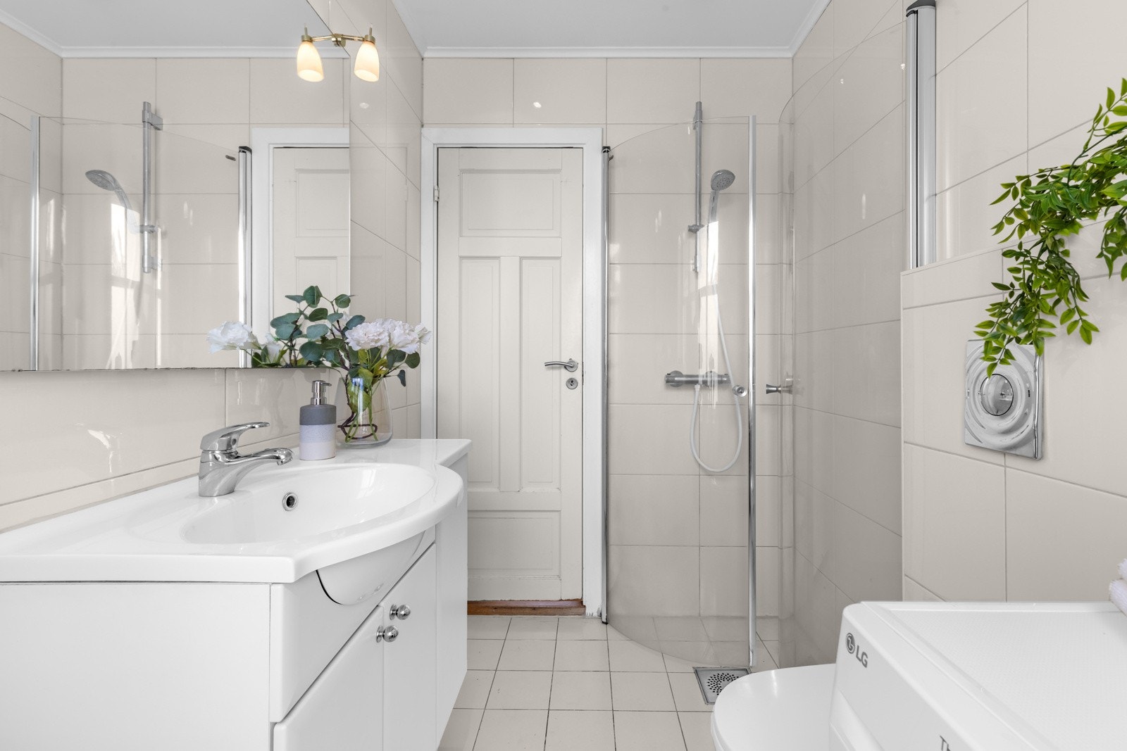 Videre er det opplegg for vaskemaskin, så her har du alt du trenger på baderommet! Galleribilde