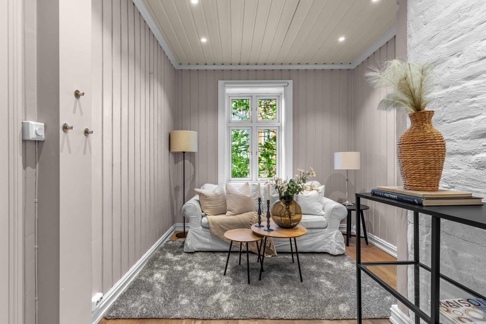 Leiligheten har klassiske detaljer som store vindusflater med brede karmer og generøs takhøyde. Galleribilde