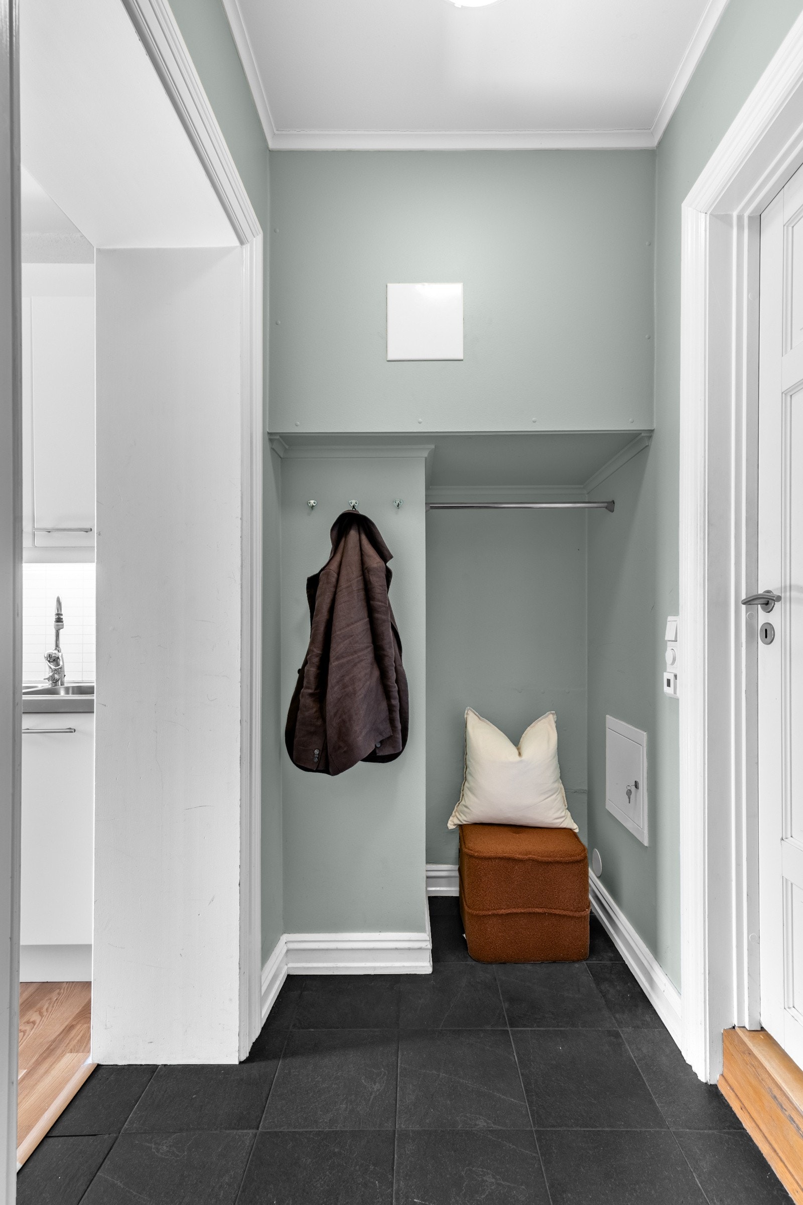 Når du kommer inn i boligen, er det første du møter en lys og innbydende entré med god plass til å henge av deg yttertøy og sette fra deg sko. Galleribilde