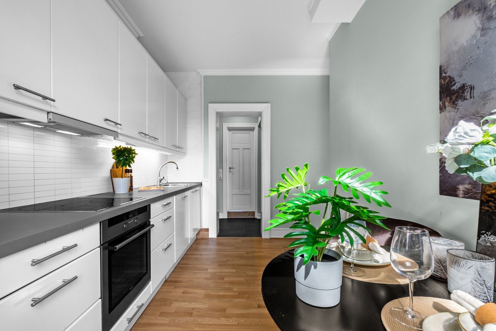 De integrerte hvitevarene som stekeovn, platetopp, oppvaskmaskin og kjøleskap med fryserdel medfølger handelen. Galleribilde