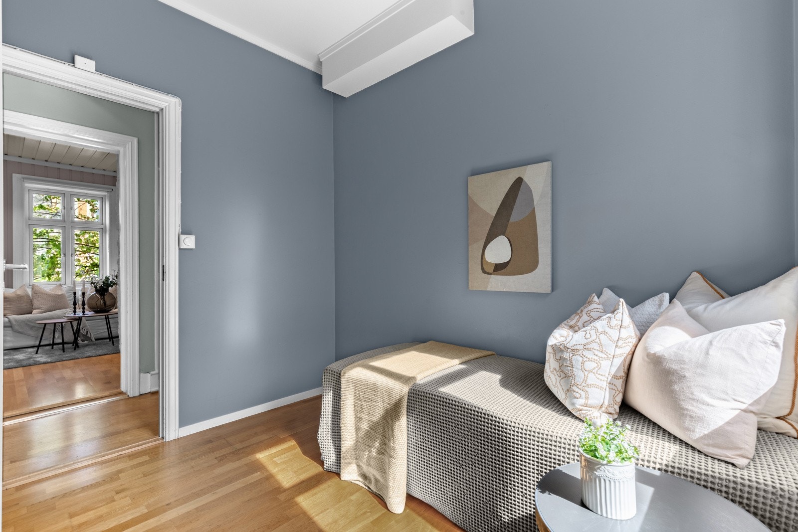 Den gjennomgående planløsning, bidrar til en luftig atmosfære. Galleribilde