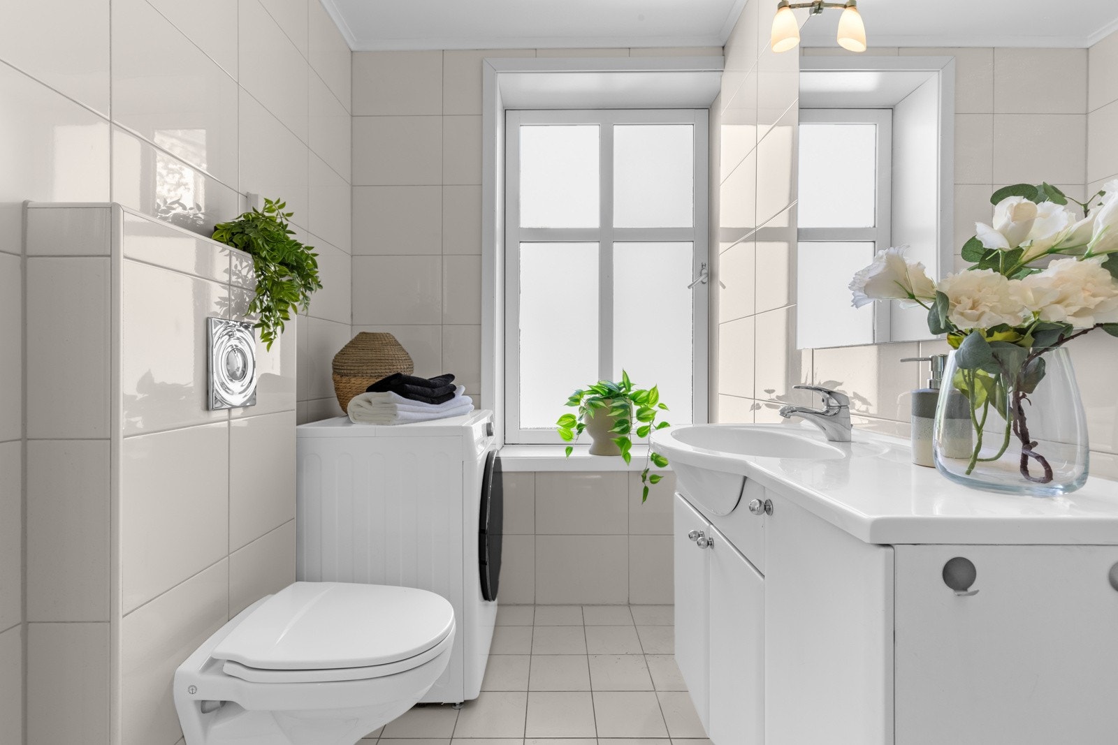 Lyst og flislagt bad med behagelig gulvvarme, hvor vinduet bidrar til økt romfølelse, naturlig dagslys og god utlufting. Galleribilde